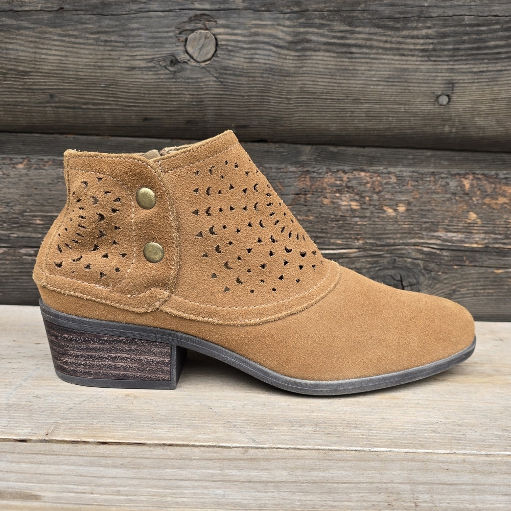 Baretraps Gaige Western Boho, Suede, Cutout, Festival Block Heel Bootie 10W